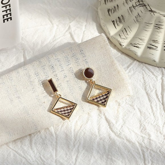 ♠️ NEW Minimalist Gold Earrings - Picture 4 of 7